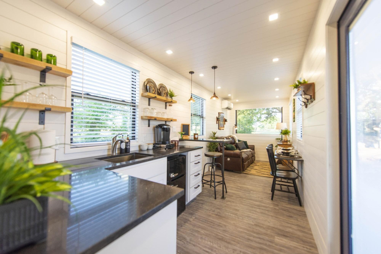 Food & Drinks 5, The Woods- Container Tiny House 12 min to Magnolia/Baylor/Downtown, McLennan
