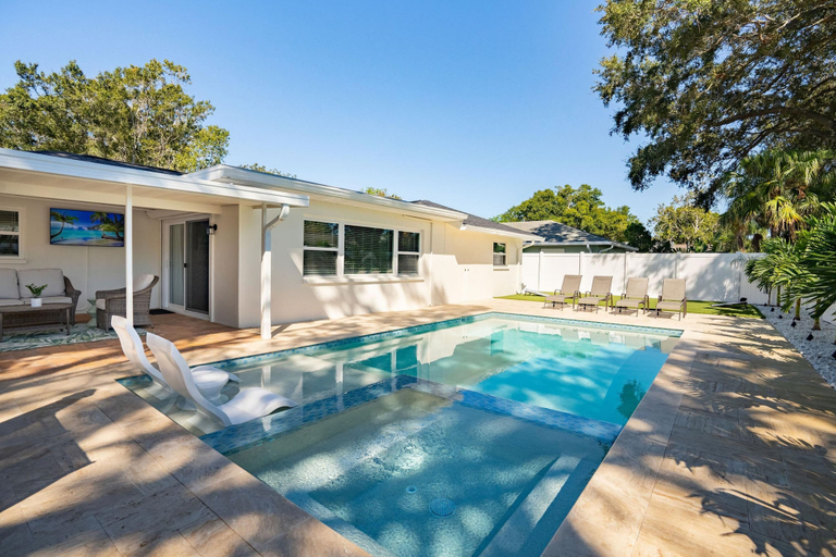 Room 5, Heated Pool Hot tub Clearwater Dunedin Pet Friendly, Pinellas