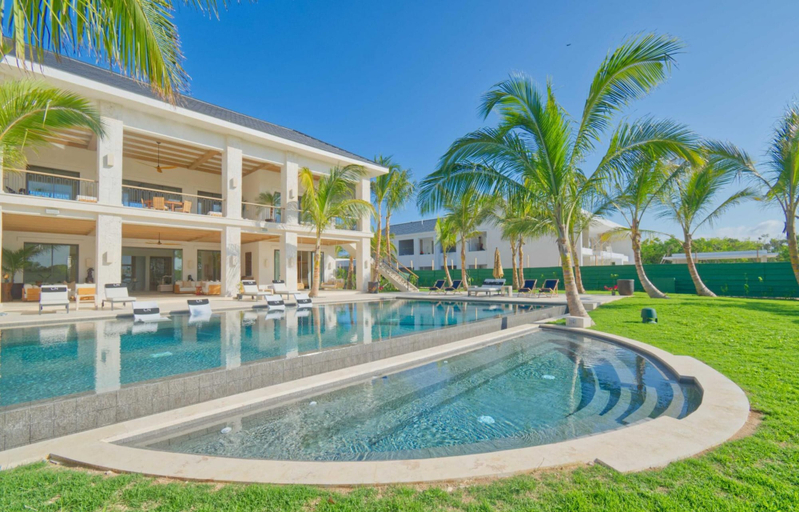 Room 4, Luxury Villa With Heated Pool Jacuzzi Full Staff, Salvaleon de Higuey