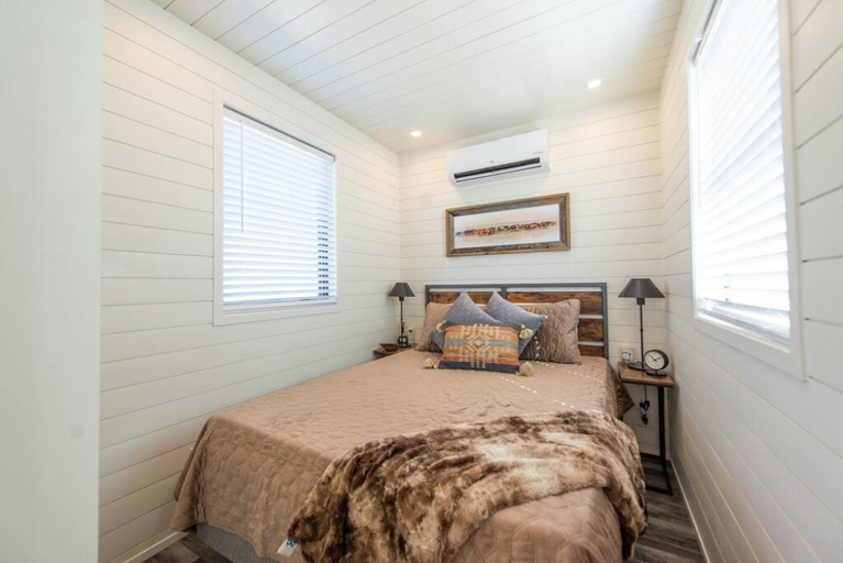 Bedroom 3, New Longhorn Stunning Container Home-in Alpine, Brewster
