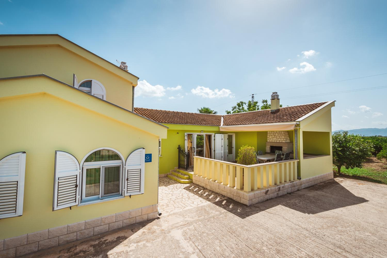 Others 5, Villa Usce, Ploče