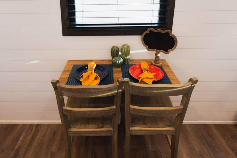 Room 3, The Hacienda Container Tiny Home 12 min to Magnolia Baylor, McLennan