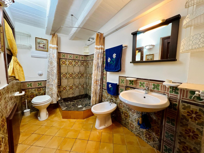 Bathroom 3, Villa Talia, Palermo