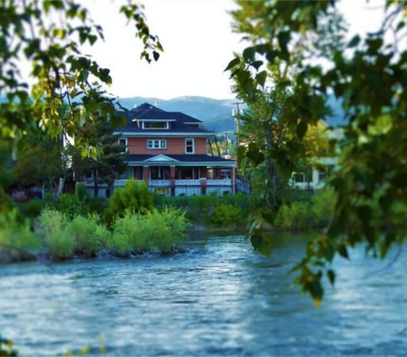 Exterior & Views 1, Goldsmith's Riverfront Inn, Missoula