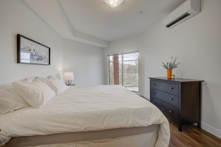Bedroom 3, Corner Unit w Large Deck & Amazing View, Central Okanagan