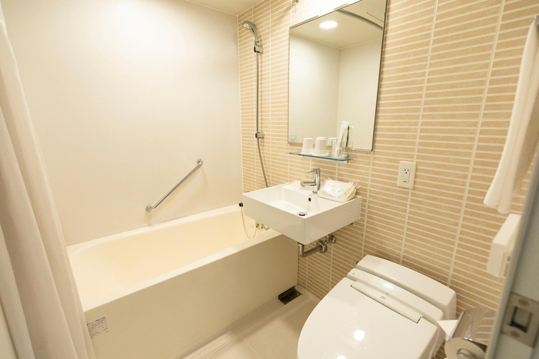 Bathroom 4, Nishitetsu Inn Kurosaki, Kitakyūshū
