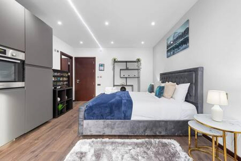 Room 3, Stylish King Size Bed Studio Near Central London, London
