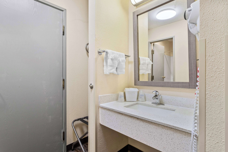 Bathroom 4, SureStay Hotel by Best Western Albuquerque Midtown, Bernalillo
