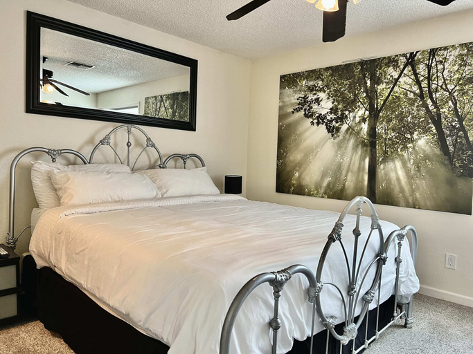 Room 4, DT Reno - 4BR Home w Patio BBQ Grill Games Room, Washoe