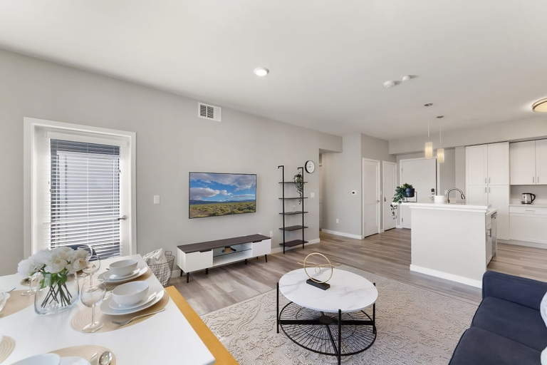 Room 4, Chic Apt w Jacuzzi Pool BBQ Mountain Views, Washoe