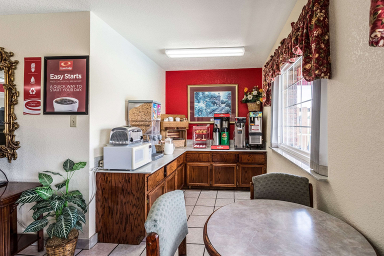 Food & Drinks 5, Econo Lodge & Suites Forrest City Area, Monroe
