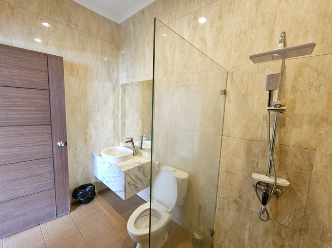 Bathroom 5, Villa Bandung Lembang With Private Pool & Billiard, Bandung