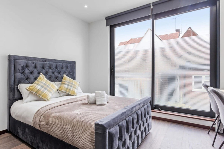 Room 2, Luxury Sleeps 4 Studio Flat, London