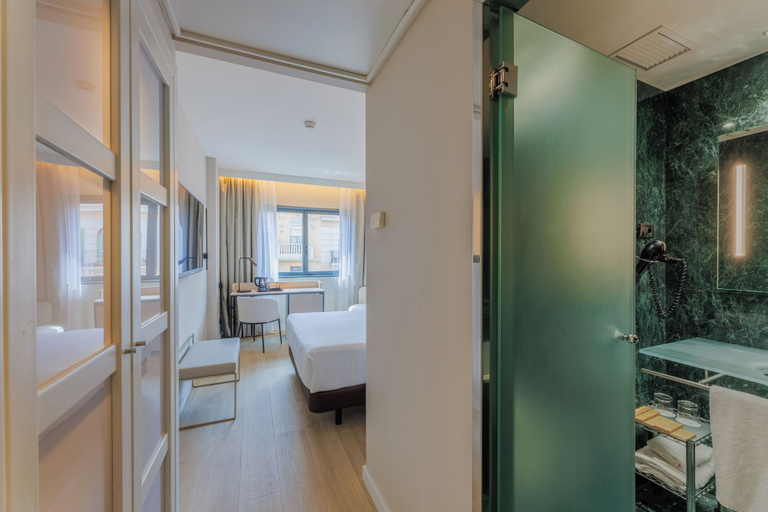 Bathroom 4, Hotel Vilamari, Barcelona