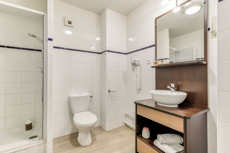 Bathroom 4, Zenitude Hôtel Résidences Beziers Centre, Hérault