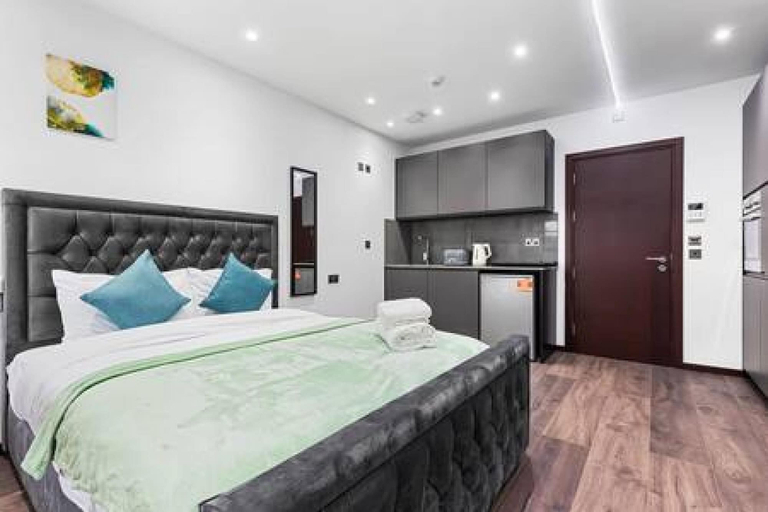 Others 5, Modern Spacious Suite Sleeps 4 in Central London, London