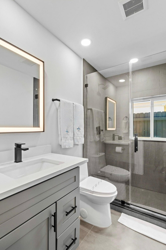 Bathroom, Stunning Poolside Luxury Retreat, Broward