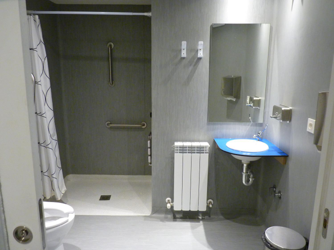 Bathroom, Plaza Catedral hostel, Navarra