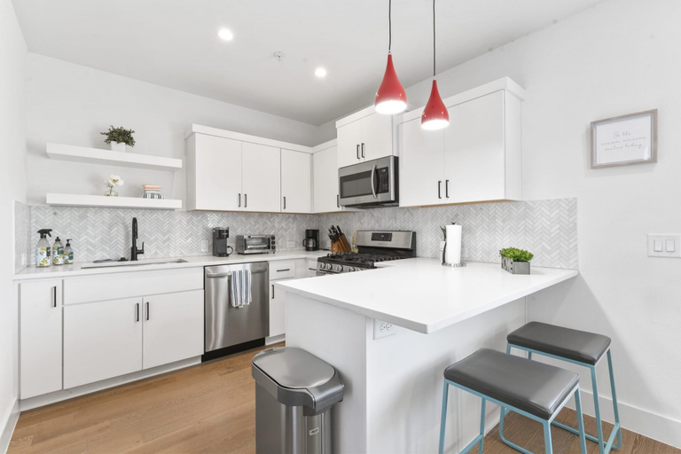 Room 2, East Downtown 3BR Condo Free Parking Sleeps 7, Travis