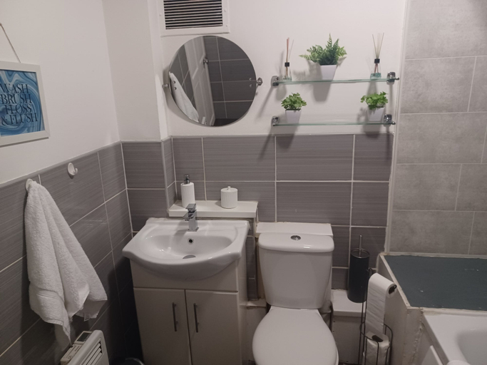 Bathroom 2, Lovely 1-bed Apartment in Birmingham, Birmingham