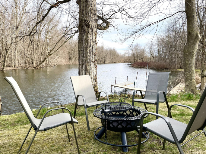 Room 3, Relaxing Riverside 10 Minutes to Shipshewana, LaGrange