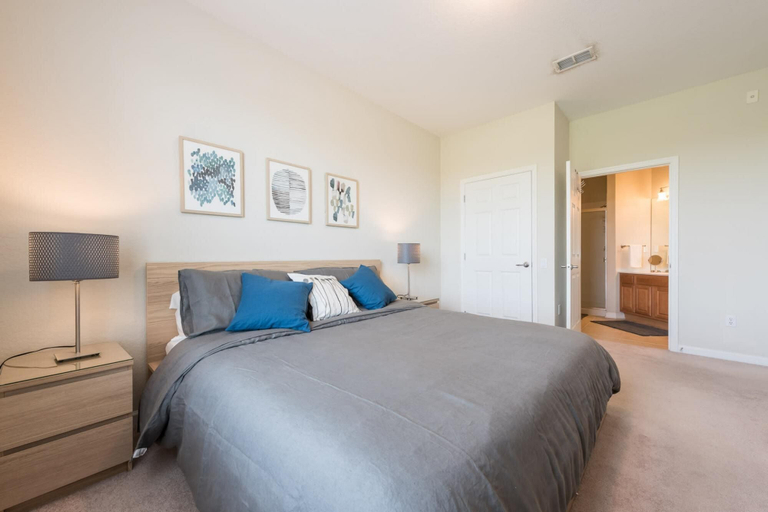 Room 3, Central Elegance-spacious Beautifully Decor Condo, Orange