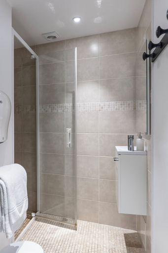 Bathroom 5, Château Pierre de Montignac, Gironde