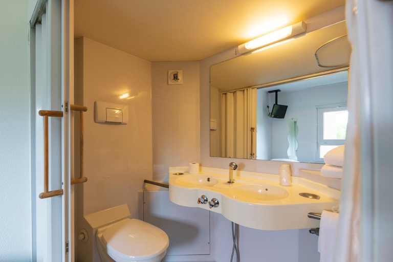 Bathroom 4, Hotel Cerise Auxerre, Yonne
