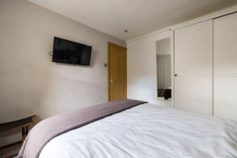 Bedroom 2, Modern Duplex Near Oxford Street, London