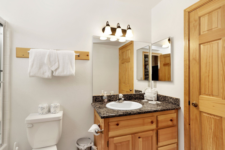 Bathroom 4, Cabin ST. Moritz #2359, San Bernardino