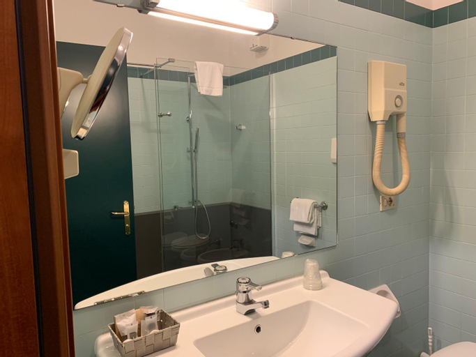 Bathroom 10