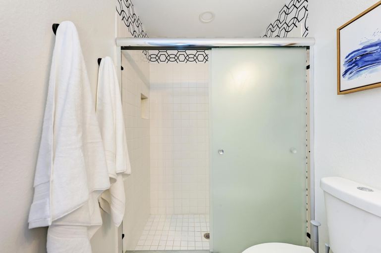 Room 2, Charming Florida Beach Home w King Bed Patio, Sarasota