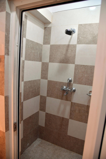 Bathroom 4, Orange Stays, Varanasi