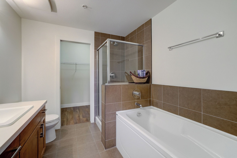 Bathroom 4, Corner Unit w Large Deck & Amazing View, Central Okanagan