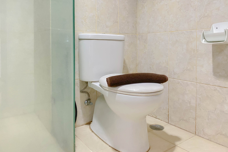 Bathroom 5, Tidy and Homey Studio at Tamansari The Hive Apartment By Travelio, East Jakarta