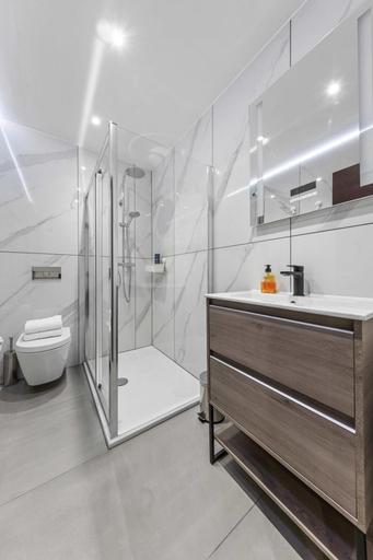 Bathroom 3, Luxury Studio Flat Golders Green Central London, London