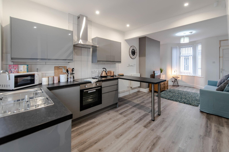 Others 5, Liverpool Harrow Road Sleeps 6- Infinity Apartment, Sefton