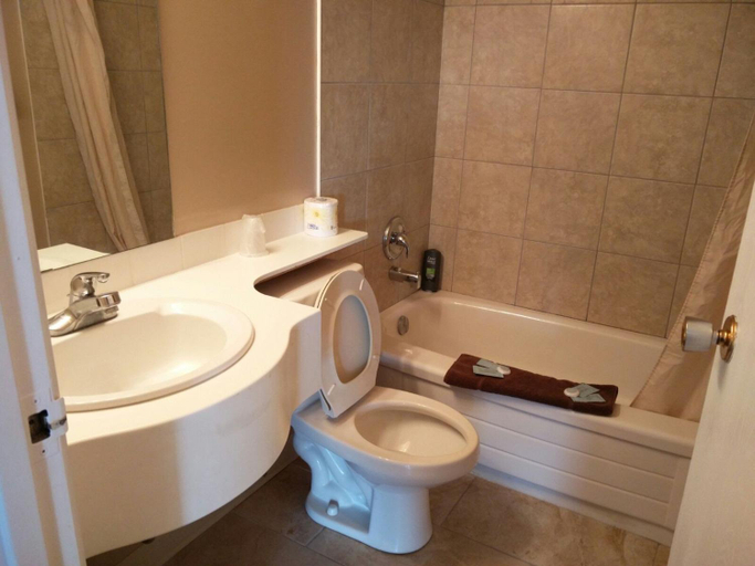 Bathroom 3, Alaskan Motel, Division No. 18