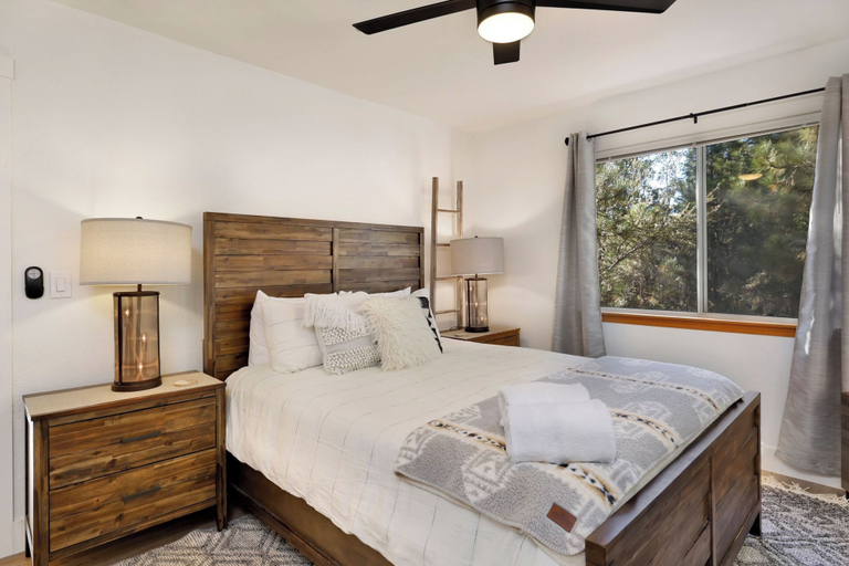 Bedroom 3, Bearvenidos #2051, San Bernardino