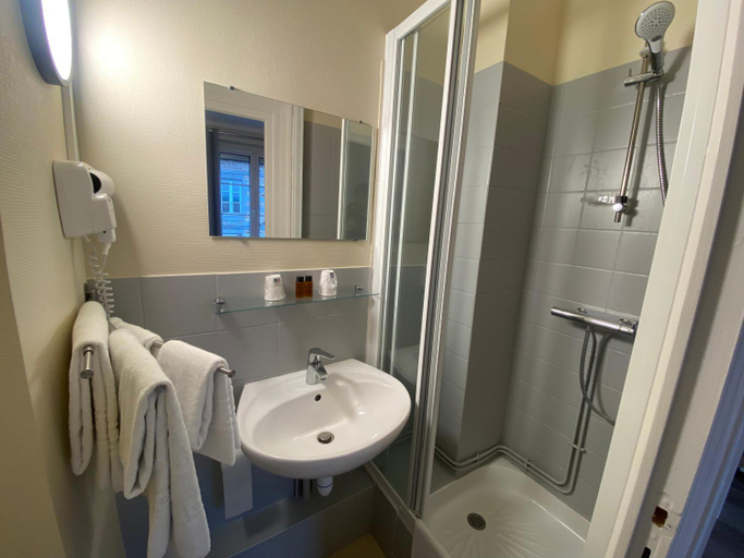 Bathroom 5, Hotel de la Poste, Manche