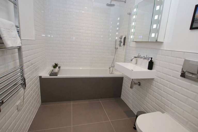 Bathroom 3, Sea View Terrace Near Beach 2 Apartments, West Sussex