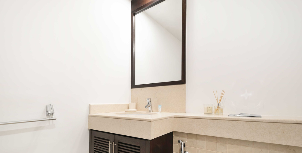 Bathroom 3, LUX The Stunning Fountain View Suite, Dubai