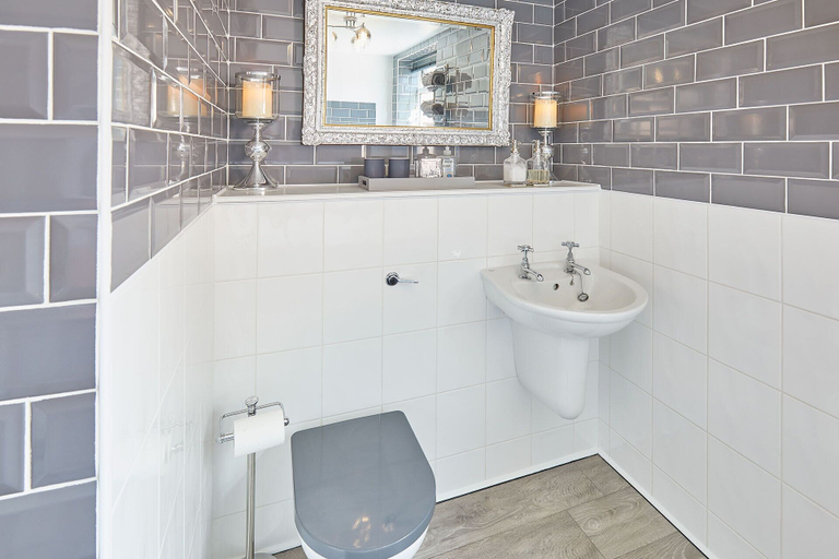 Bathroom 4, Host Stay Apartment 2 15 Prospect Hill, North Yorkshire
