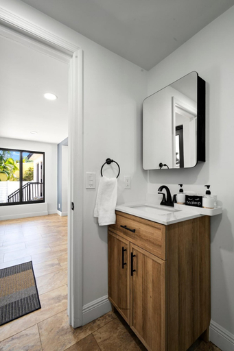 Room 5, Stunning 3 Bd Pool House w Enchanting Water Views, Broward