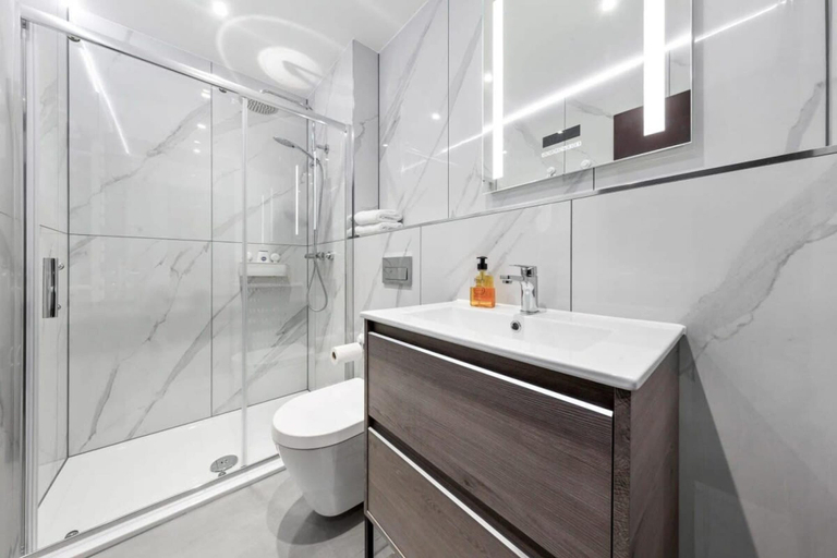 Bathroom 4, Huge Cosy Studio Family Sleeps 4 North West London, London