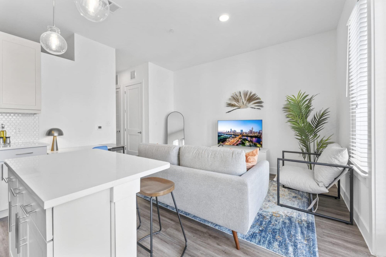 Room 4, Prime West Downtown Studio w Washer Dryer, Travis