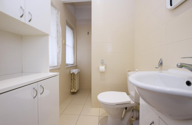 Bathroom 1, Flamingo Apartments, Praha 5