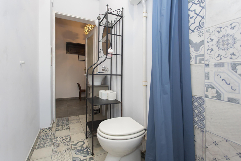 Room 5, Colorful 2bdr Apartment in the City Center, Stolichna