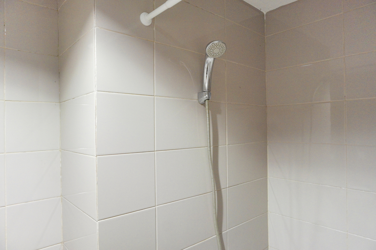 Bathroom 5, Modern Look 2BR Apartment at Springhill Terrace Residence By Travelio, Jakarta Pusat