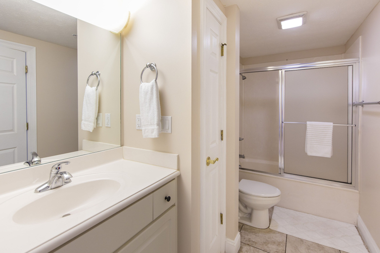 Bathroom 4, Treasure Island 2011, Bay